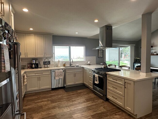 Building Photo - Single Story 4 Bedroom Home for Rent in Sa...