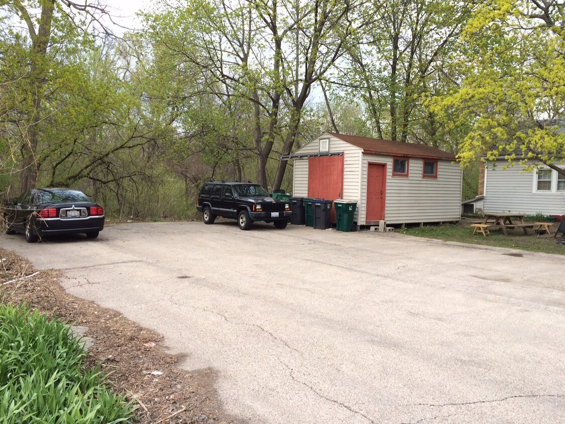 514 E State St Unit 514 E Upper SE, Geneva, IL 60134 Room for Rent