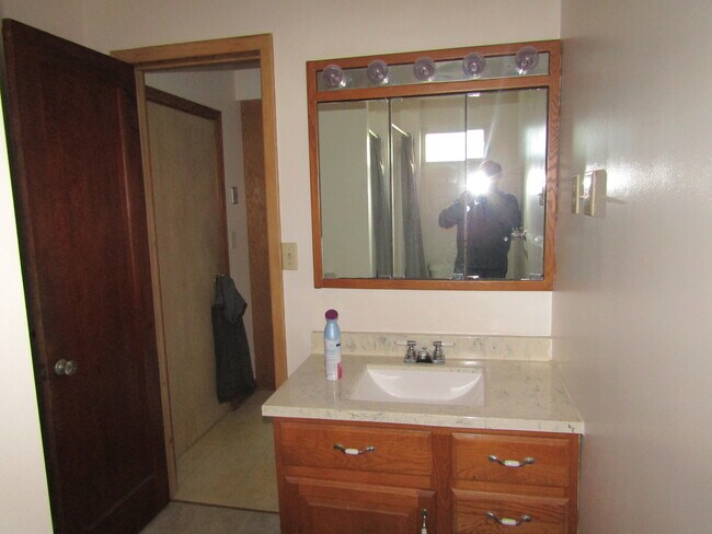 10x10 bathroom - 8736 Lake Shore Rd
