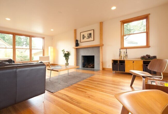 Foto del edificio - 5707 NE 56th St