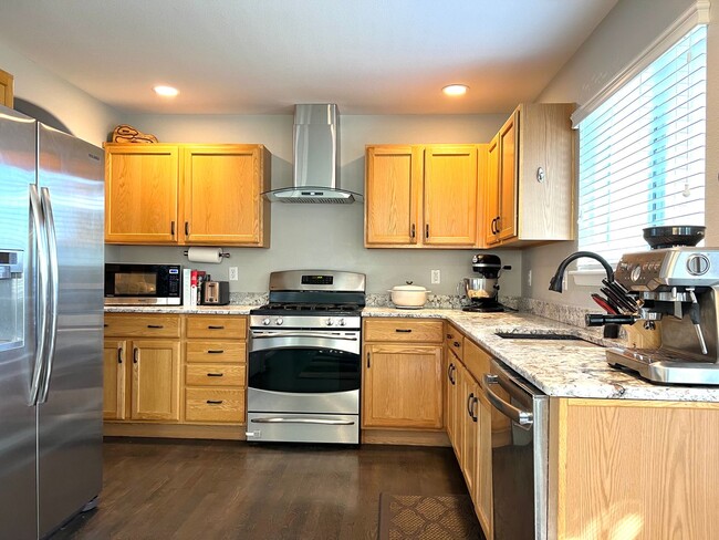 Building Photo - Highlands Ranch Home ready for move in Aug...