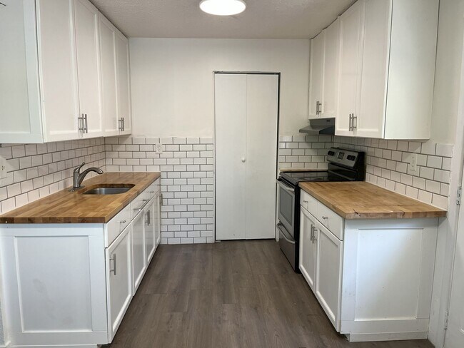 Foto del edificio - Modern 3-Bedroom Charmer with Bright Inter...