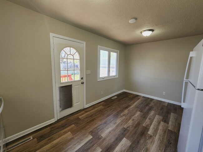 Building Photo - 3 Bedroom 2 Bath Home Available in Knoxville