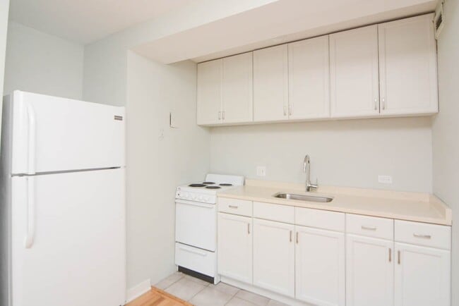 Building Photo - 450 W Wellington Ave