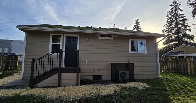 Building Photo - 2 Bedroom located minutes from JBLM