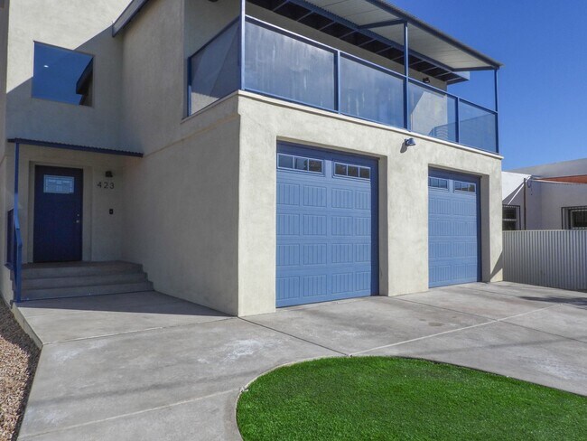 Building Photo - 3 Bedroom 2.5 Bath Home