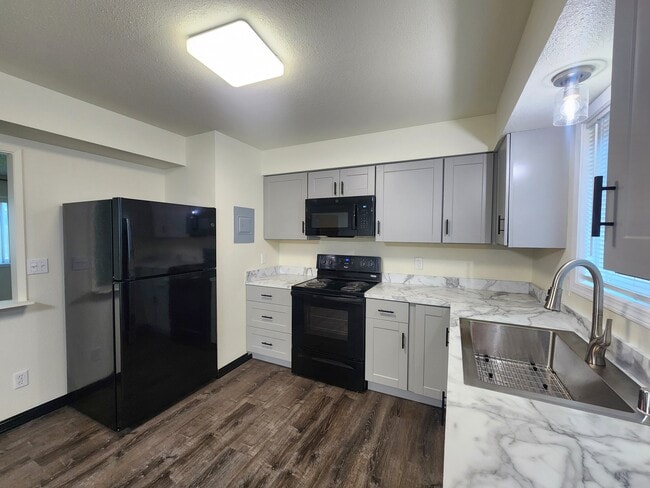Kitchen - 4004 Cope St