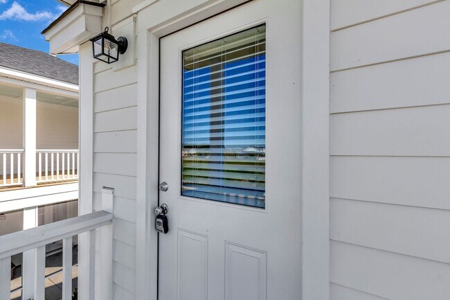 Building Photo - Beautifully Furnished 616 Sq Ft Studio in ...