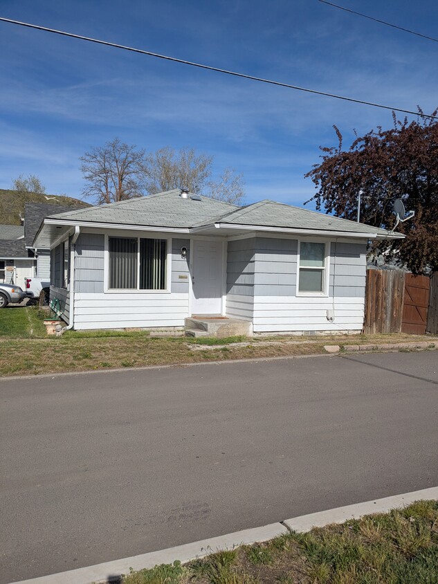 FRONT - 1826 Fremont St