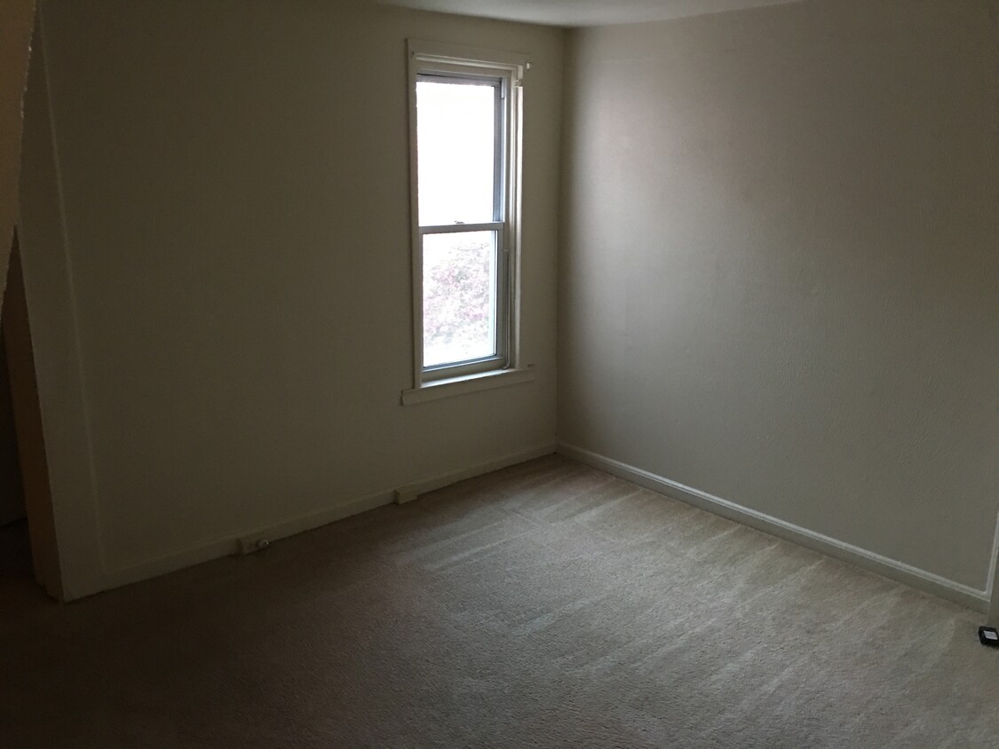 Middle/Dining Room - 633 E Boundary Ave