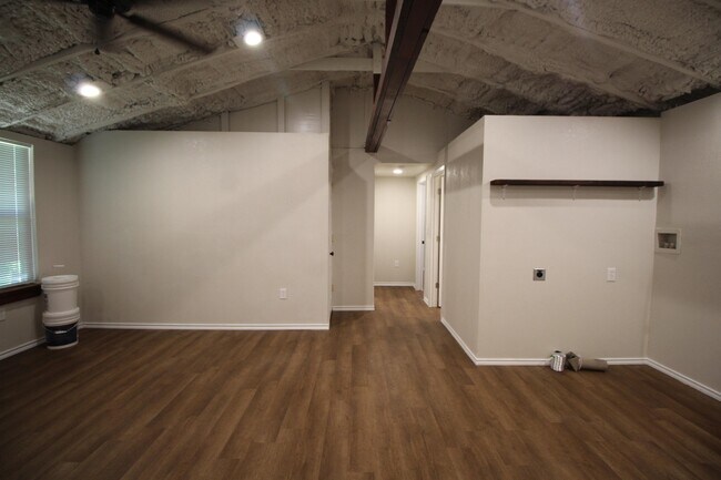 Foto del edificio - 213 N Waldrip St