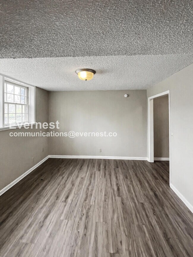 Foto del edificio - 3 Bed/1.5 Bath Townhome with Off-Street Parking / Available Now!