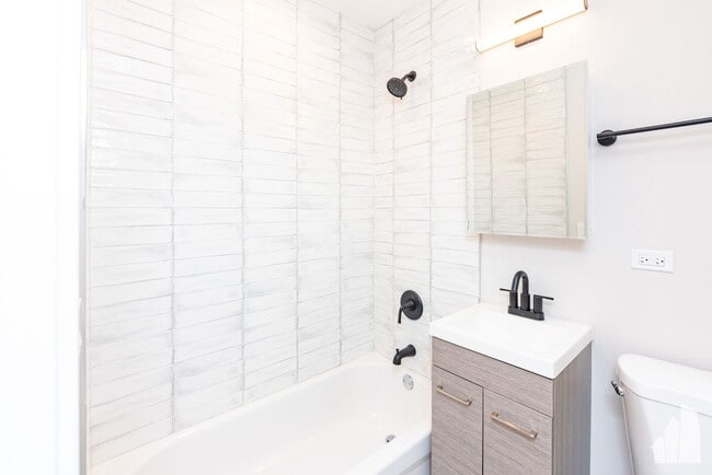 Building Photo - 656 W Wrightwood Ave