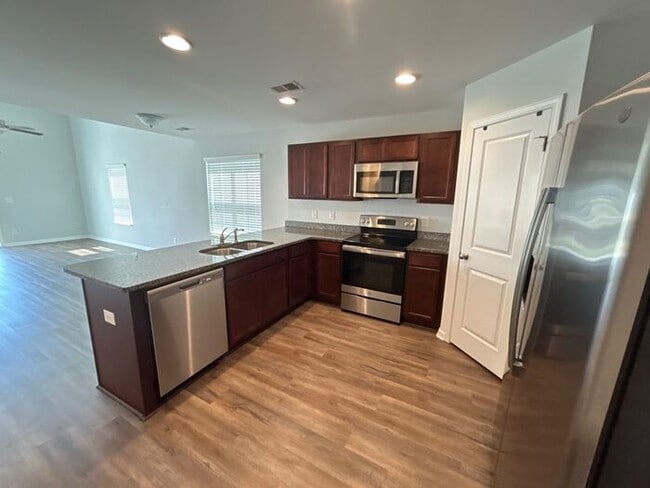 Building Photo - 424 Keeble Dr