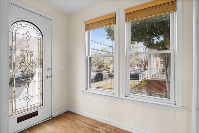 Building Photo - 37 E 35th St