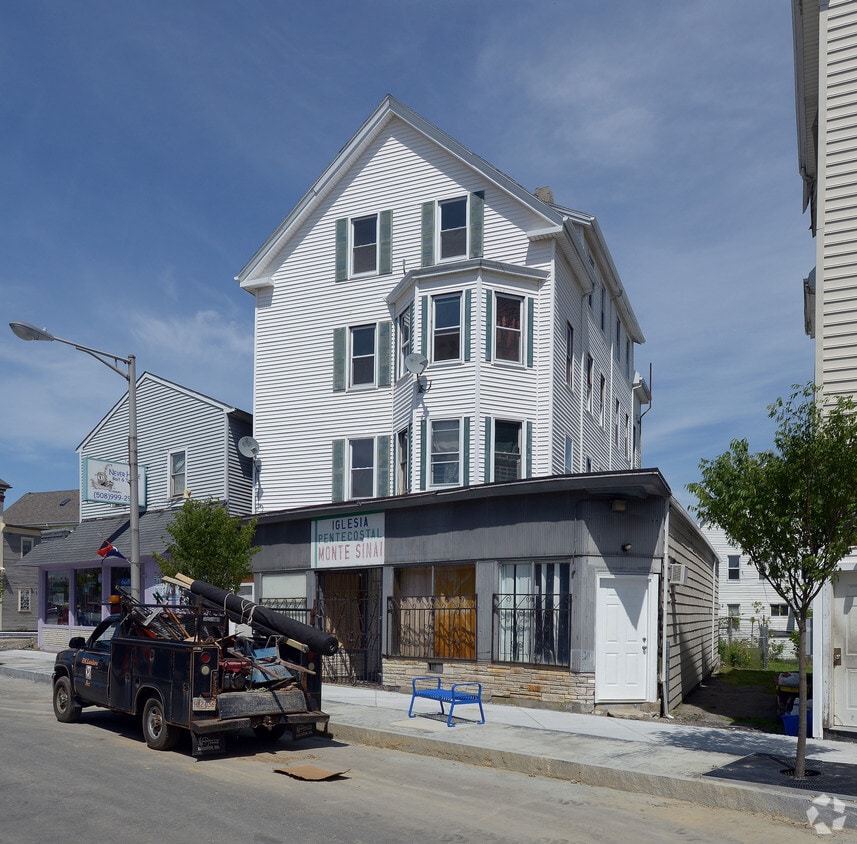 Primary Photo - 1136-1140 Acushnet Ave