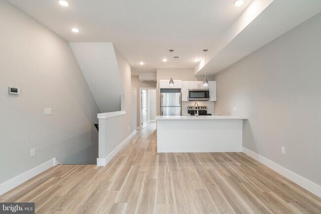 Building Photo - 2009 N Darien St