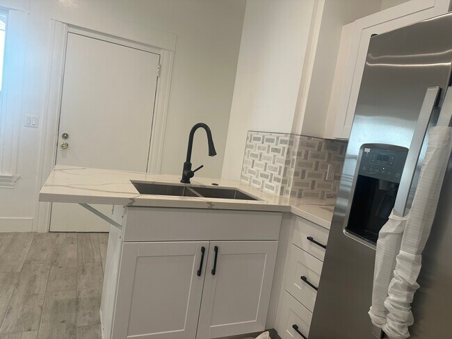 Foto del edificio - 1222 W 8th St