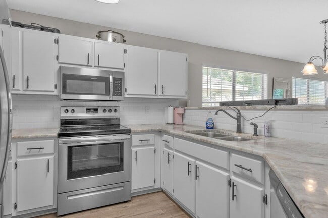 Building Photo - Pet Friendly 4 Bedroom Home in Fort Walton...