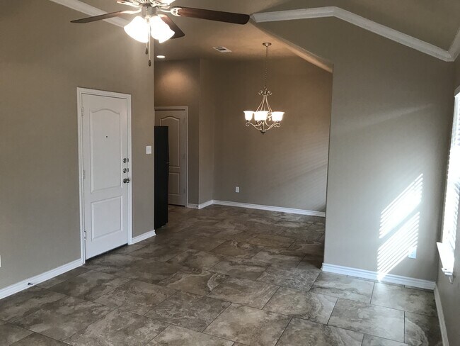 Building Photo - Beautiful 3 Bedroom, 2 Bath Duplex Near Cl...