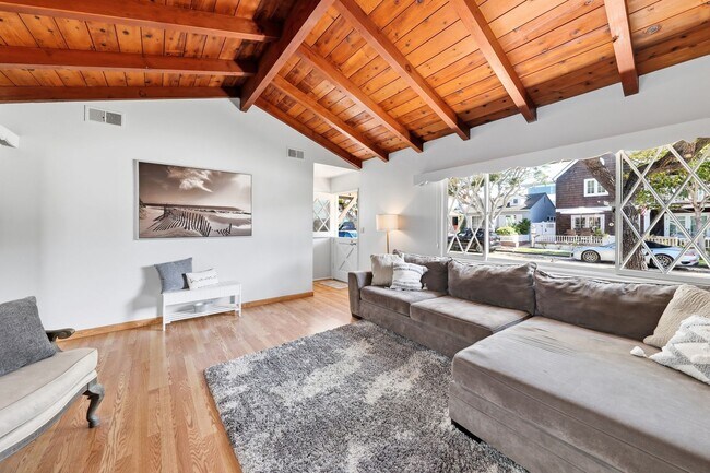 Building Photo - Furnished Balboa Peninsula Point Cottage Home | Available November 1st – April 30th