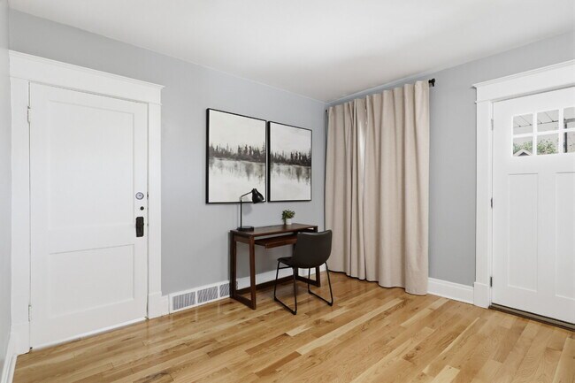 Building Photo - Furnished 3-Bedroom, 2-Bath Apartment in North Buffalo