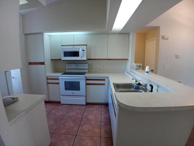 Building Photo - 1237 Country Club Dr