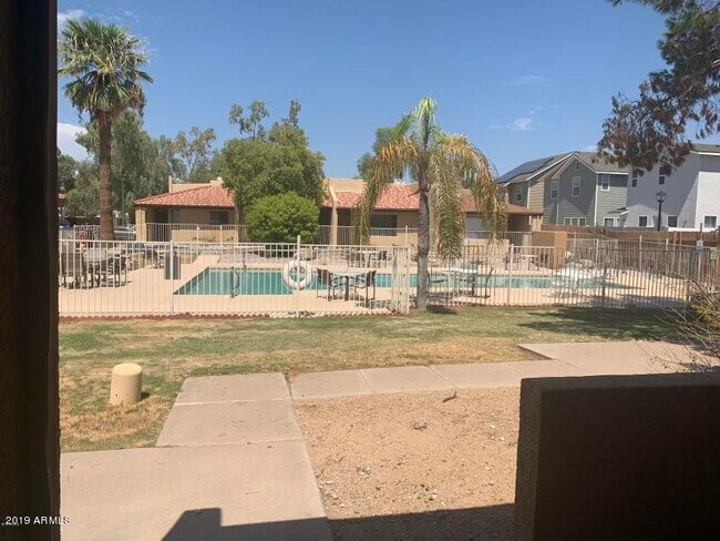 Foto del edificio - 3228 W Glendale Ave