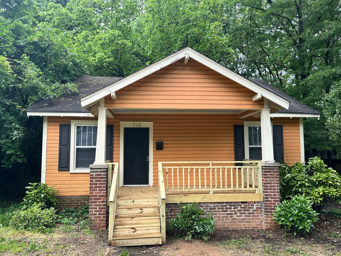 Primary Photo - 2 Bedroom Cottage in Belmont Neighborhood