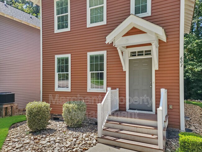 Foto del edificio - 601 Chick Springs Rd