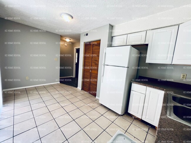Building Photo - Bright 2 bedroom 1 bath duplex in Lees Sum...