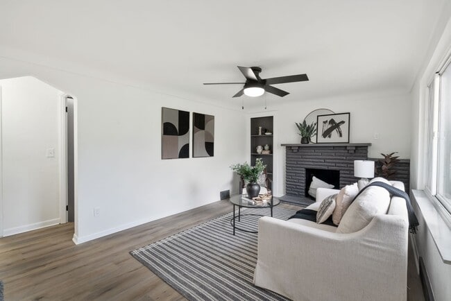 Building Photo - MOVE IN SPECIAL! SCORE 50% OFF 1ST MONTH'S RENT IF SIGNED BY NOV. 30! Stunning 3 bedroom home in ...