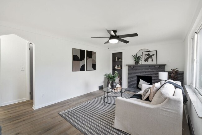 Foto del edificio - MOVE IN SPECIAL! SCORE 50% OFF 1ST MONTH'S RENT IF SIGNED BY NOV. 30! Stunning 3 bedroom home in ...