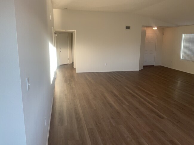 Foto del edificio - 10428 Pamplona St NW