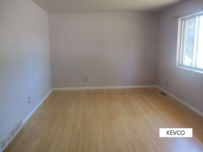 Foto del edificio - Tri-Level Home by Foothills Mall