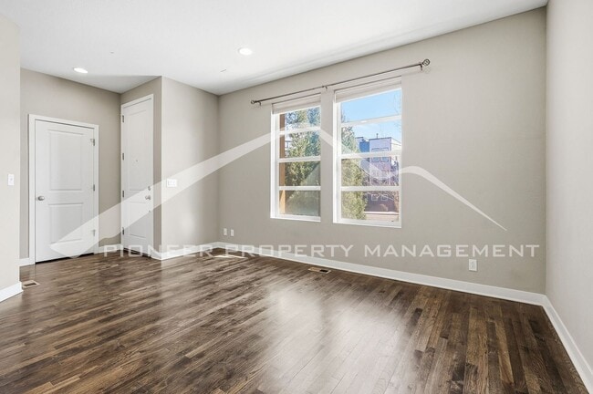 Building Photo - Spacious Modern Town Home with Attached 2 Car Garage!