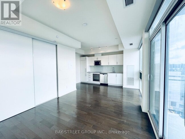 Building Photo - 460 Adelaide St E