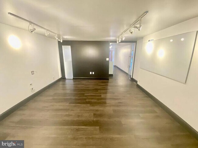 Building Photo - 1823 Spring Garden St