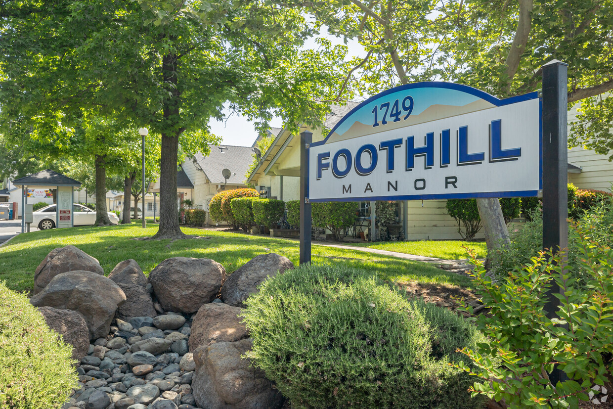 Foto principal - Foothill Manor Townhomes