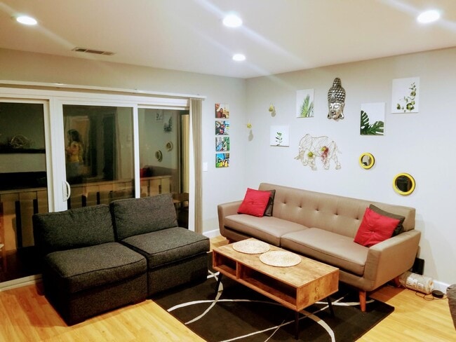 Foto del edificio - 735 Plum Tree Ct