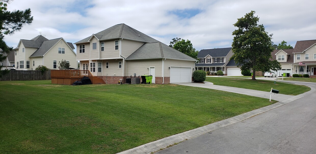 Building Photo - 421 Holly Ln