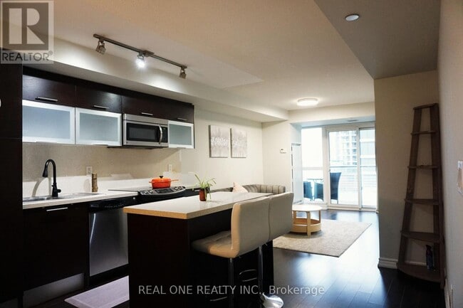 Building Photo - 386 Yonge St