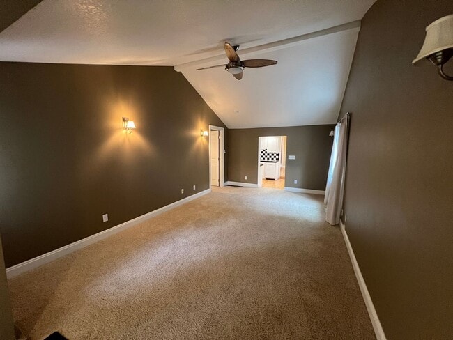 Building Photo - 3 Bedroom Home on Quiet Street with Lots o...