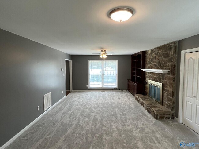Building Photo - 900 Highland Dr