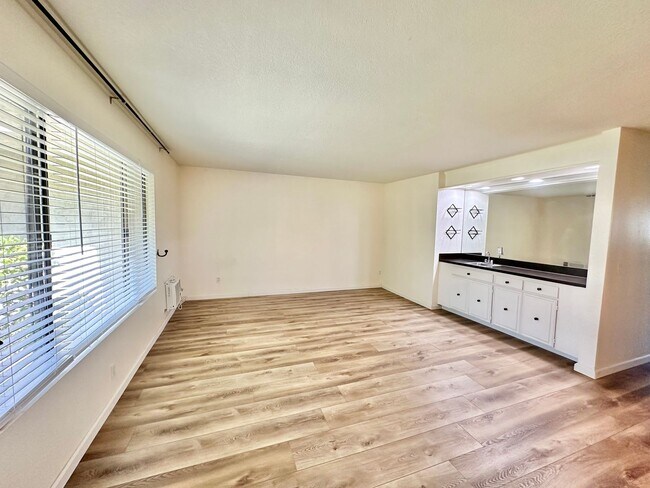 Foto del edificio - Stunning and Spacious Condo in Bay Park! 2...