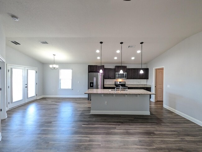 Building Photo - 2401 Spur Ln