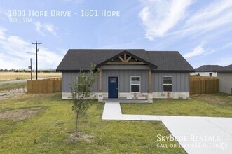 Building Photo - 1801 Hope Dr