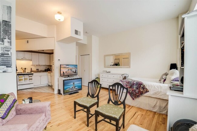 Building Photo - 341 Monmouth St