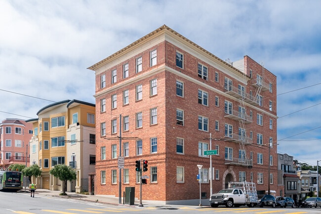 Building Photo - 495 32nd Ave