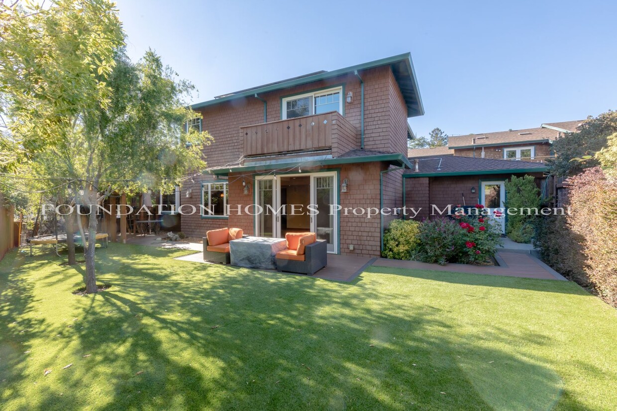 Foto principal - VIDEO! Gorgeous 4 BR, 3 BR in the Heart of...